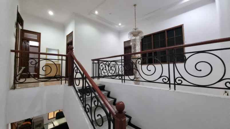 dijual rumah villa bukit mas