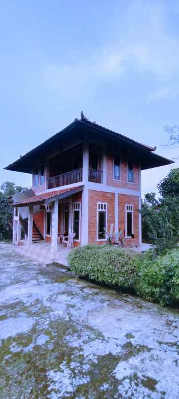 dijual villa cihideung