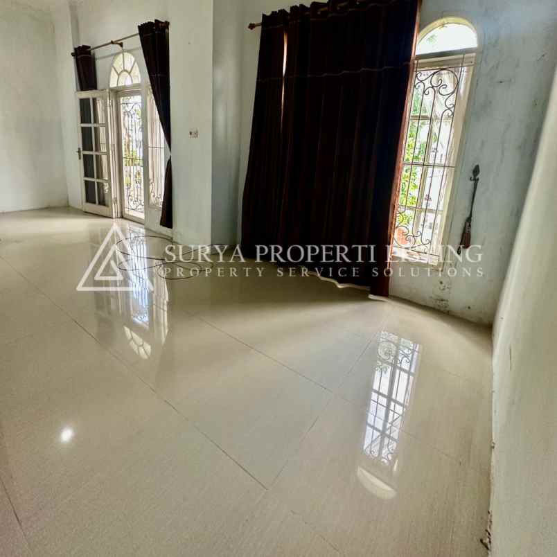 dijual villa jalan murai komplek grand