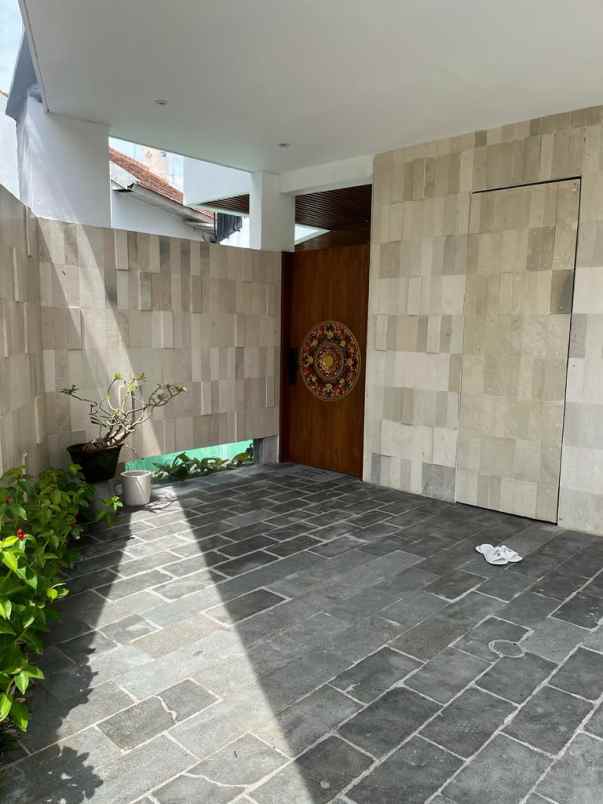 dijual villa jln tumbak bayuh