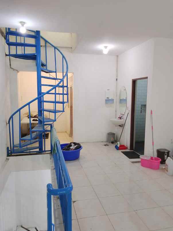 disewakan ruko gudang kantor taman gapura80