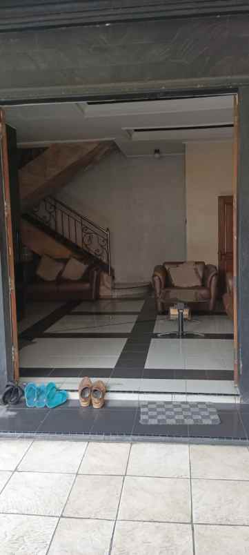 disewakan rumah ketintang