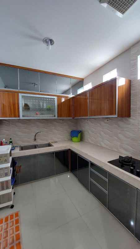 disewakan rumah pantai mentari