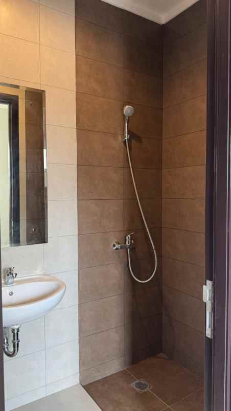 disewakan rumah summarecon crown gading