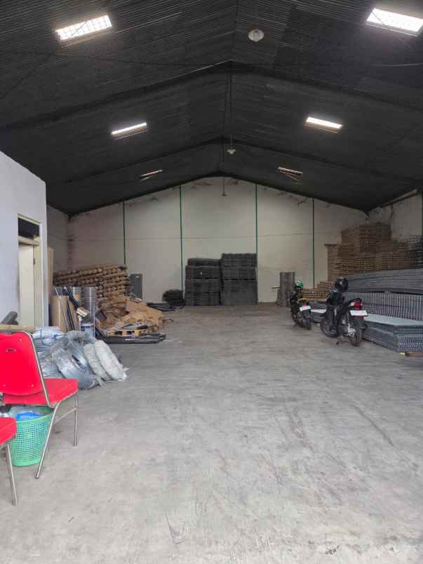 gudang margomulyo ada kantor 1 lantai dan toilet