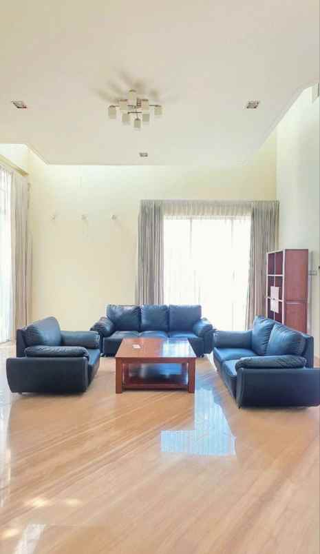 pakuwon indah villa bukit regency