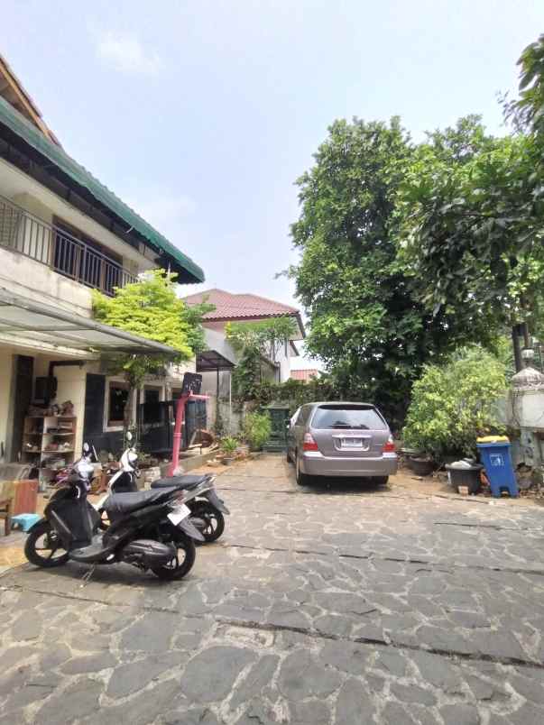 pondok labu rumah lama layak huni dengan carport luas