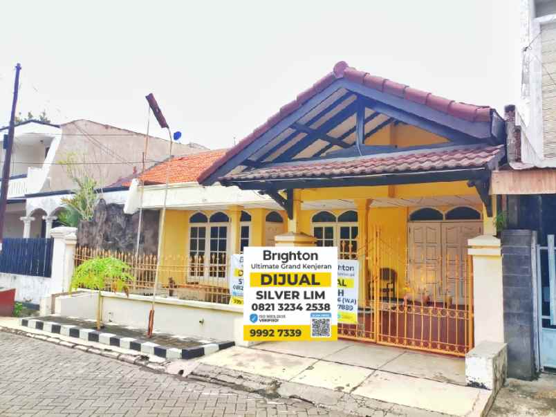 rumah 1 5 lantai cantik dan minimalis di jemursari