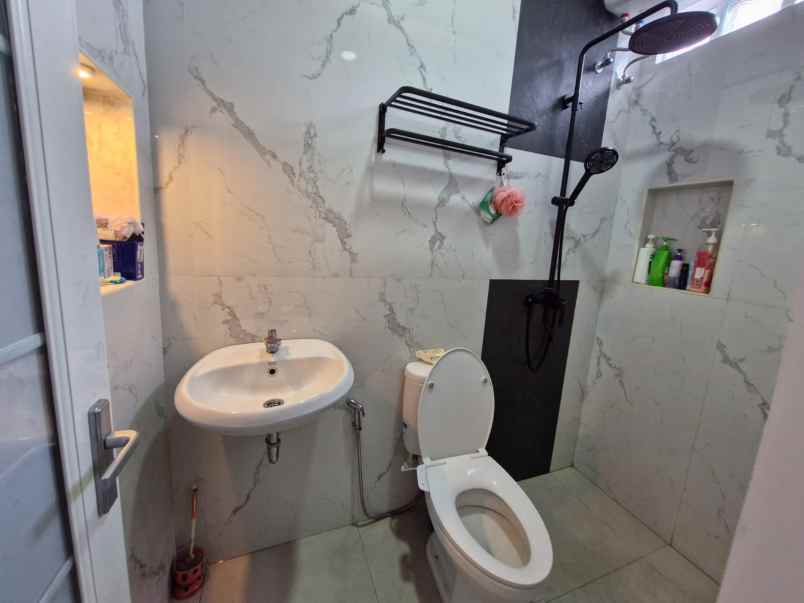 rumah 2 lantai baru renovasi lokasi aman dan nyaman