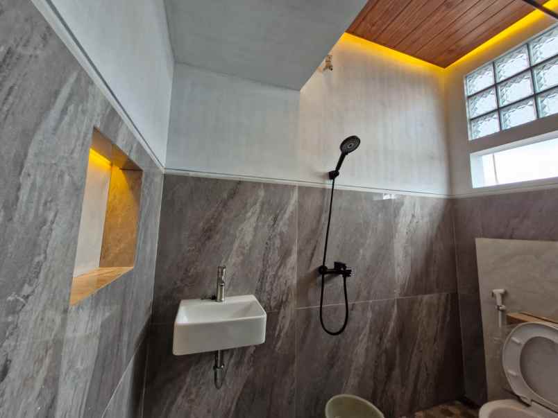 rumah 2 lantai baru renovasi lokasi aman dan nyaman