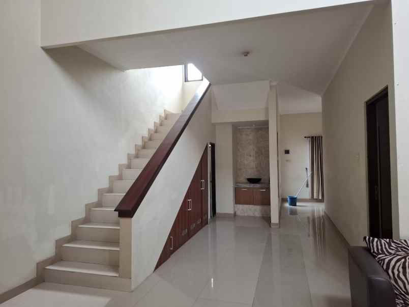 rumah 2 lantai di kaliwates jember