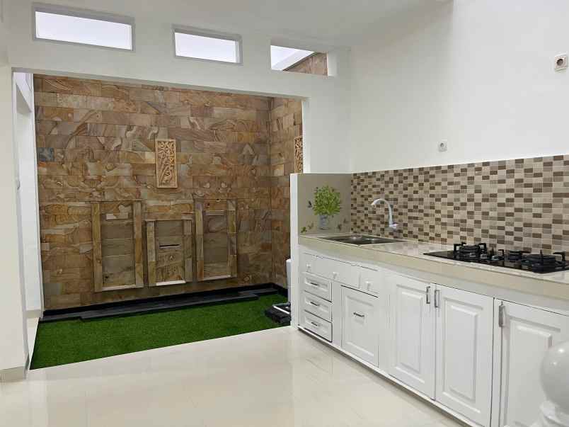 rumah 2 lantai di pondok bambu jakarta timur