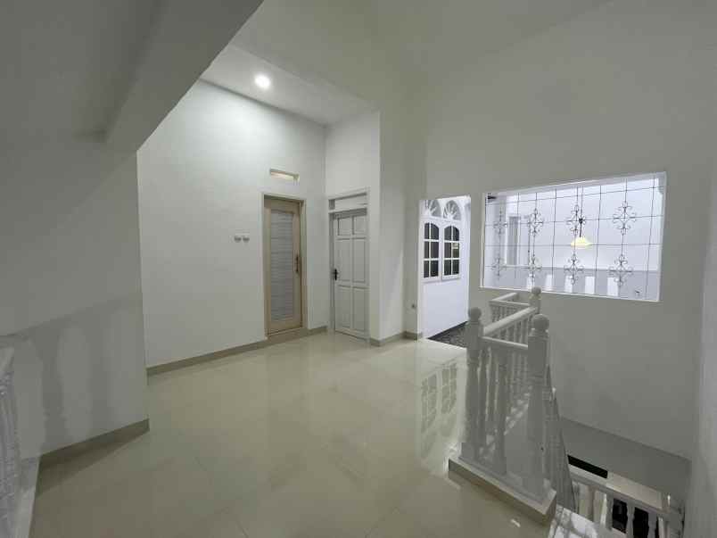 rumah 2 lantai di pondok bambu jakarta timur