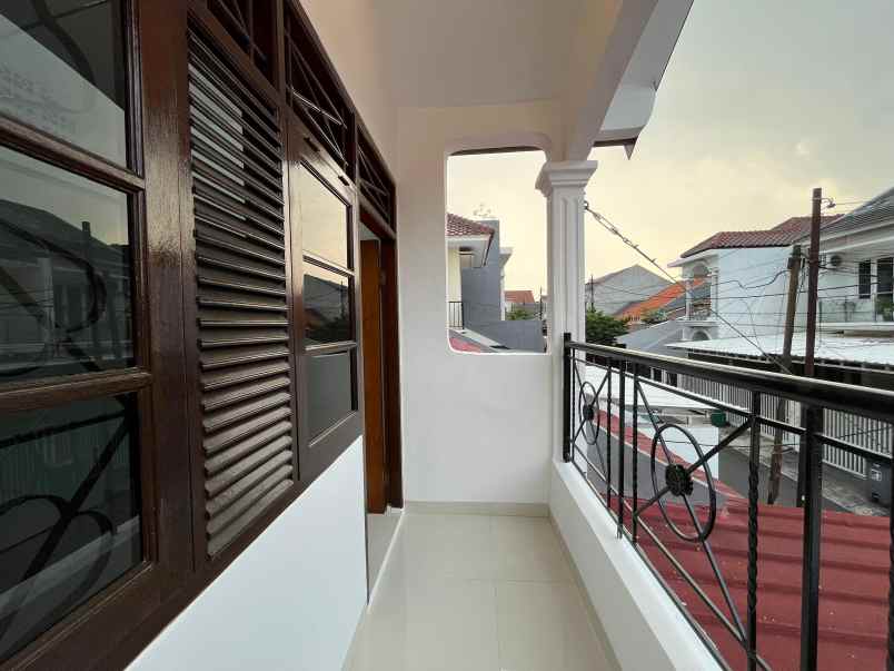 rumah 2 lantai di pondok bambu jakarta timur