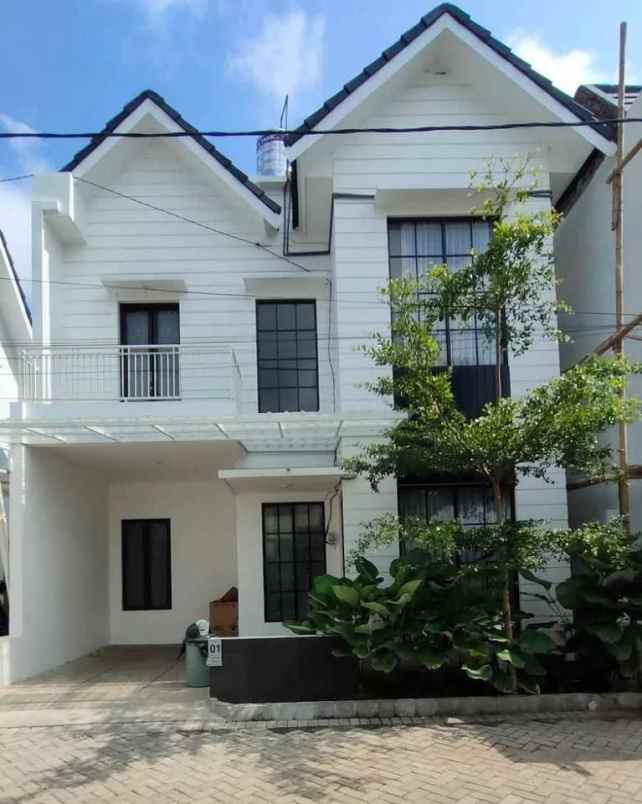 rumah 2 lantai modern klasik di sukun