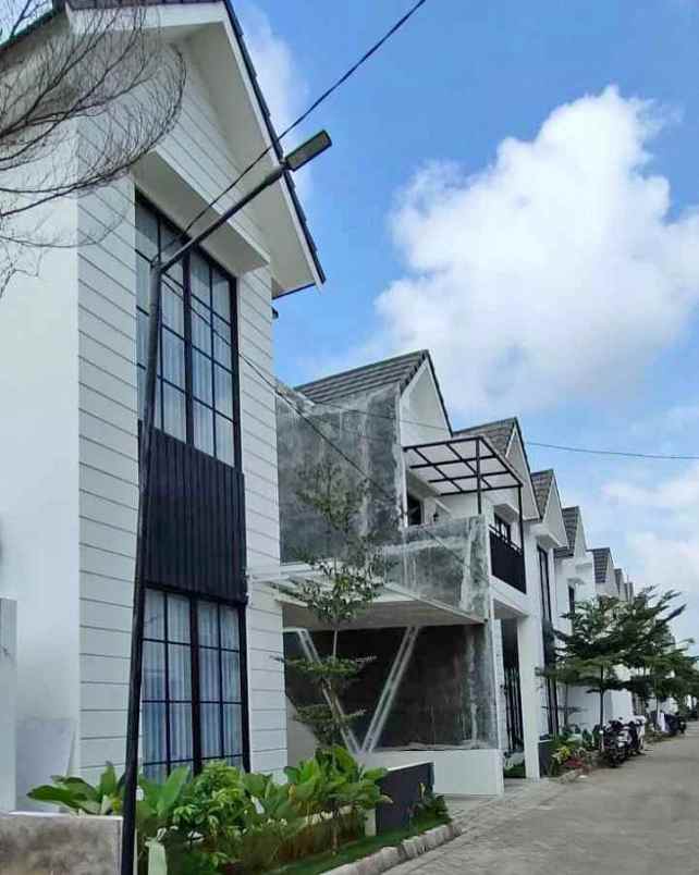 rumah 2 lantai modern klasik di sukun