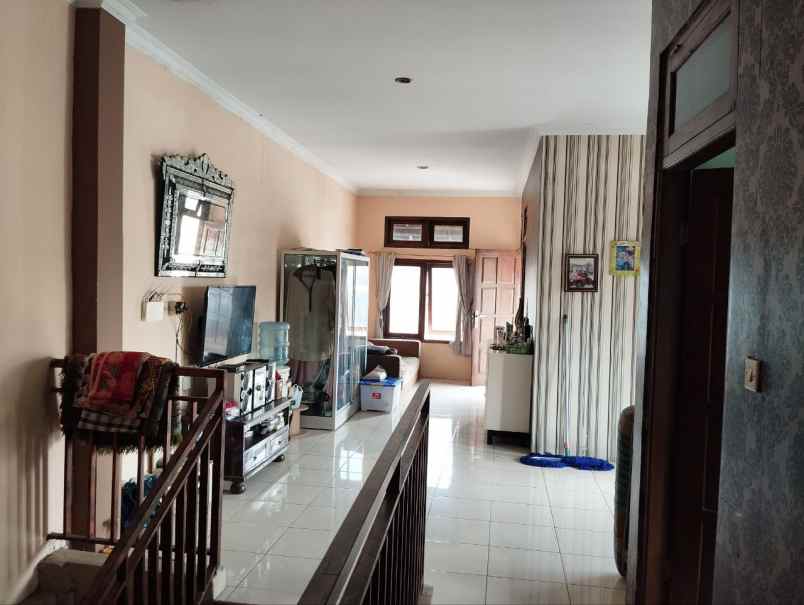 rumah 2 lantai siap huni posisi hook tengah kota solo