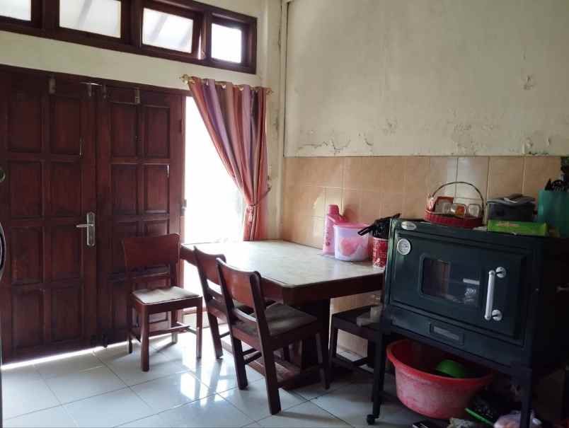 rumah 2 lantai siap huni posisi hook tengah kota solo