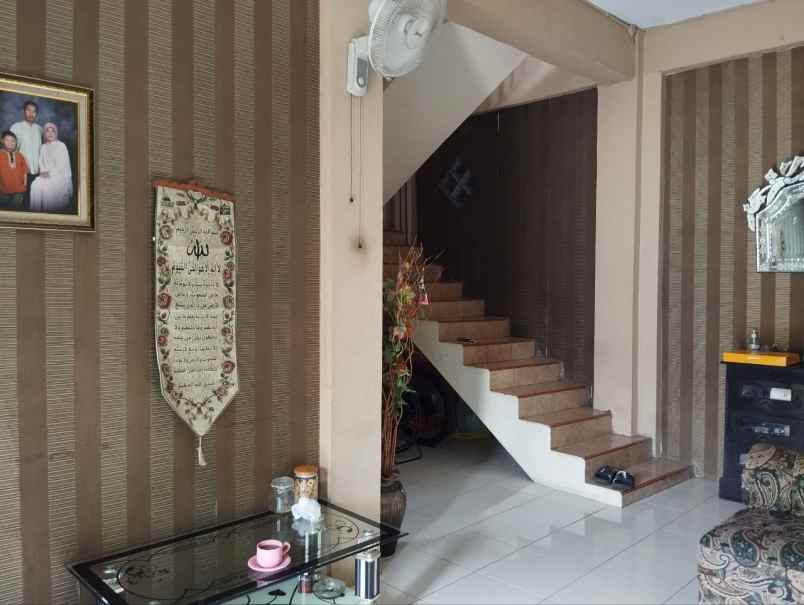 rumah 2 lantai siap huni posisi hook tengah kota solo