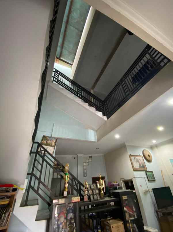 rumah 3 lantai di pasar rebo jakarta timur