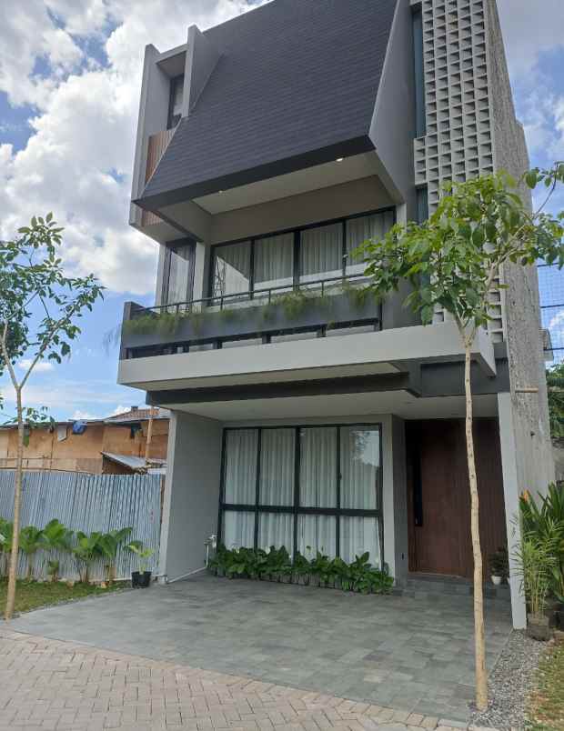 rumah 3 lantai rooftop luas di cilandak jaksel