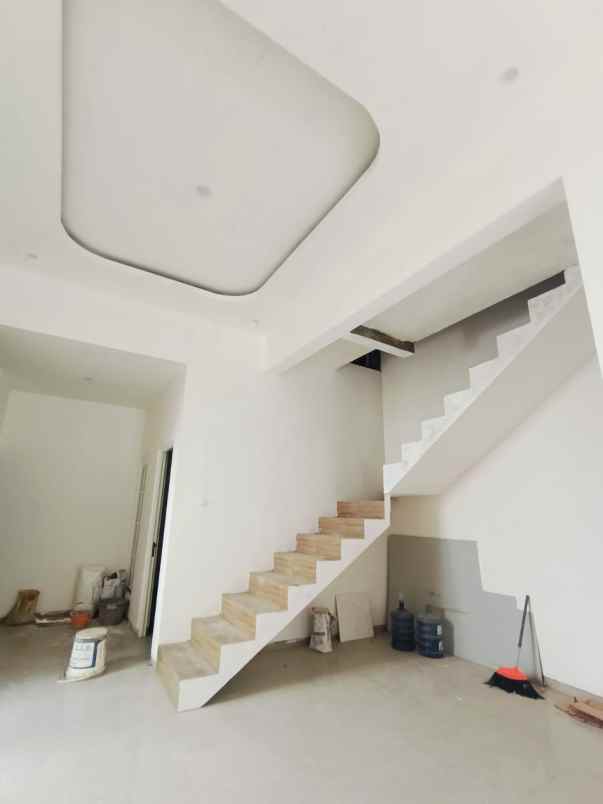 rumah baru 2 lantai lokasi sawojajar 2