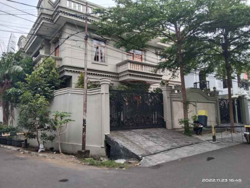 rumah besar kokoh di jakarta timur