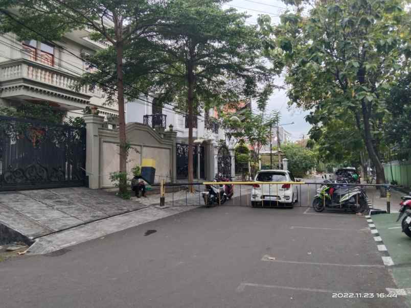 rumah besar kokoh di jakarta timur