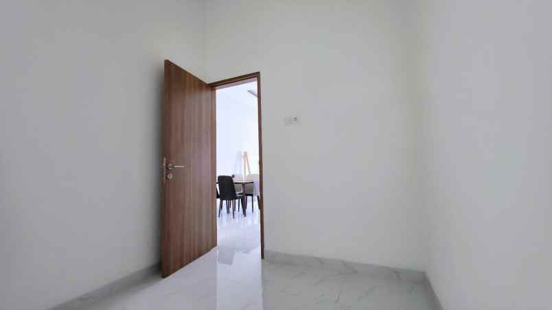 rumah cantik 2 lantai di bulevard hijau harapan indah