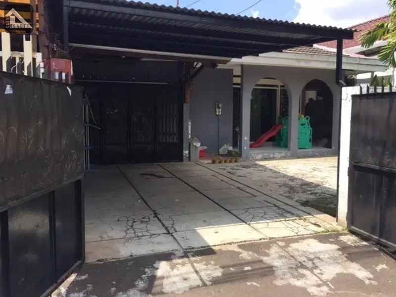 rumah dekat rumah sakit emc jl pulomas kayu putih