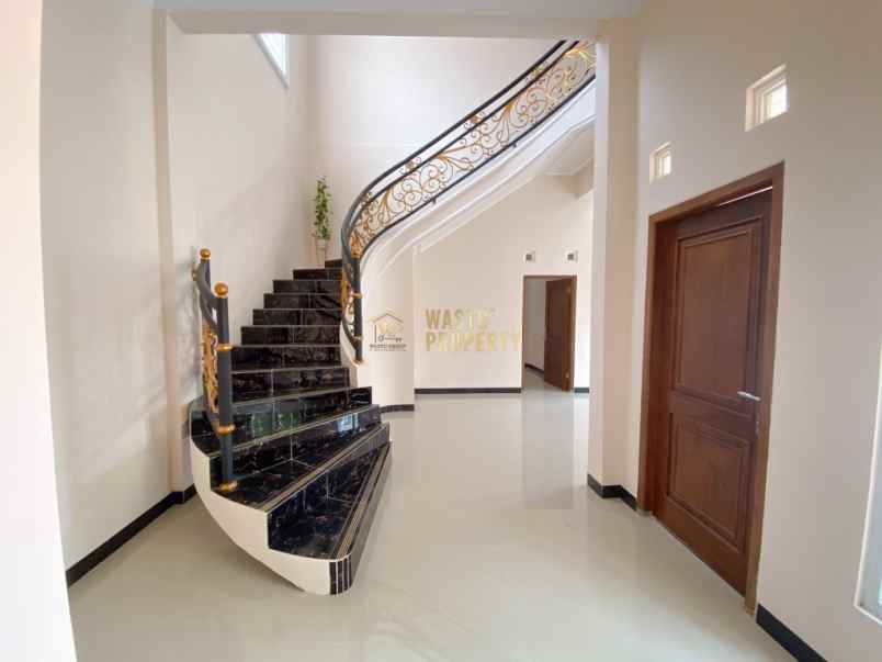 rumah desain klasik modern dekat kampus 4 uad jogja