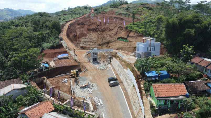 rumah di lingkungan sejuk dengan suasana tenang