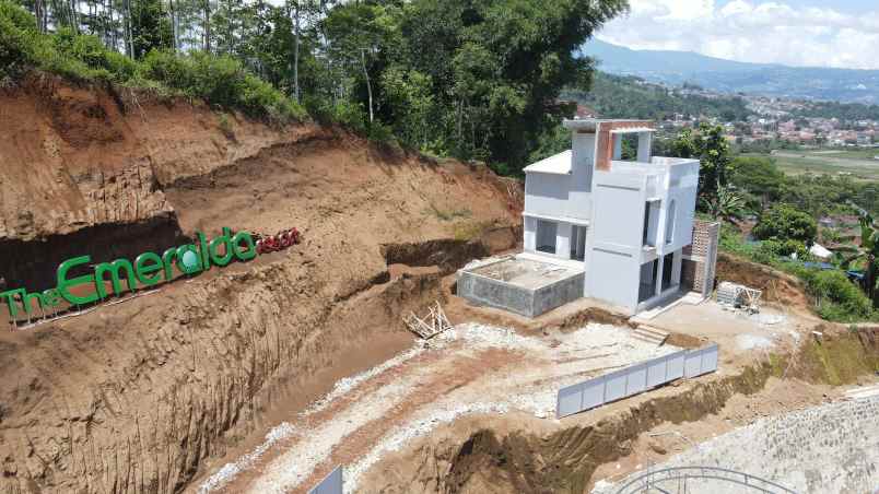 rumah di lingkungan sejuk dengan suasana tenang