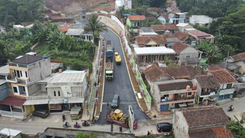 rumah di lingkungan sejuk dengan suasana tenang