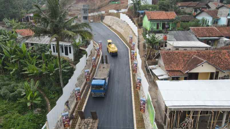 rumah di lingkungan sejuk dengan suasana tenang