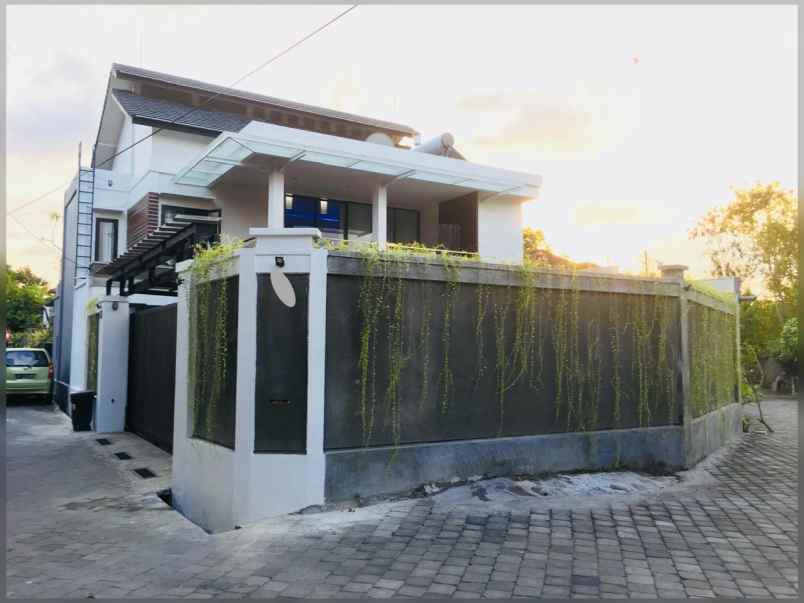 rumah elite bergaya villa di denpasar barat