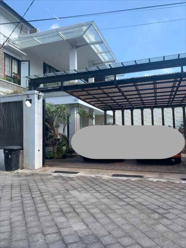 rumah elite bergaya villa di denpasar barat