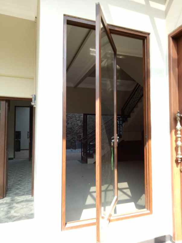 rumah jl dr ratna raya