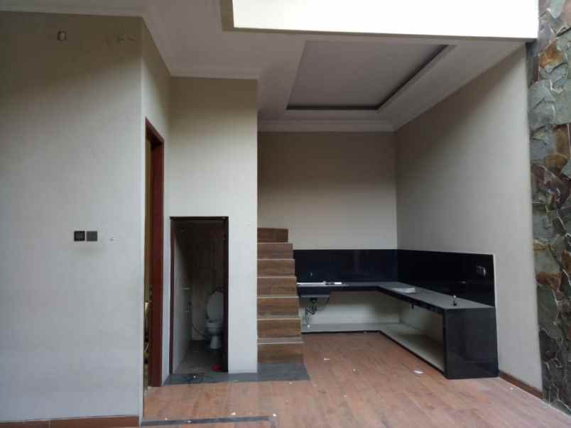 rumah jl dr ratna raya