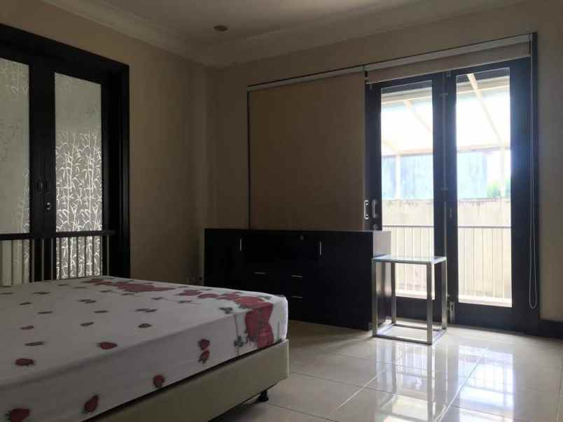 rumah jual full furnished graha family surabaya