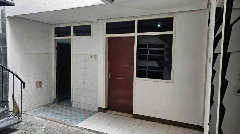 rumah luas semi furnished siap huni di kertajaya