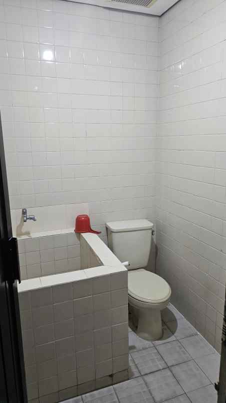 rumah luas semi furnished siap huni di kertajaya