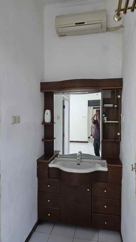 rumah luas semi furnished siap huni di kertajaya