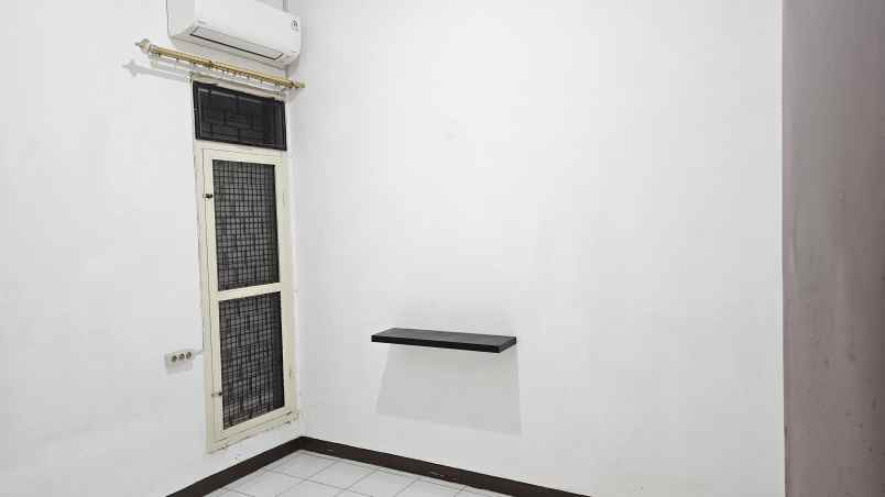 rumah luas semi furnished siap huni di kertajaya