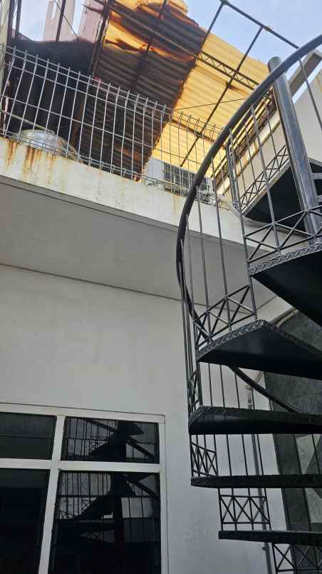 rumah luas semi furnished siap huni di kertajaya