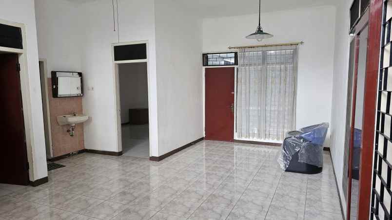 rumah luas semi furnished siap huni di kertajaya