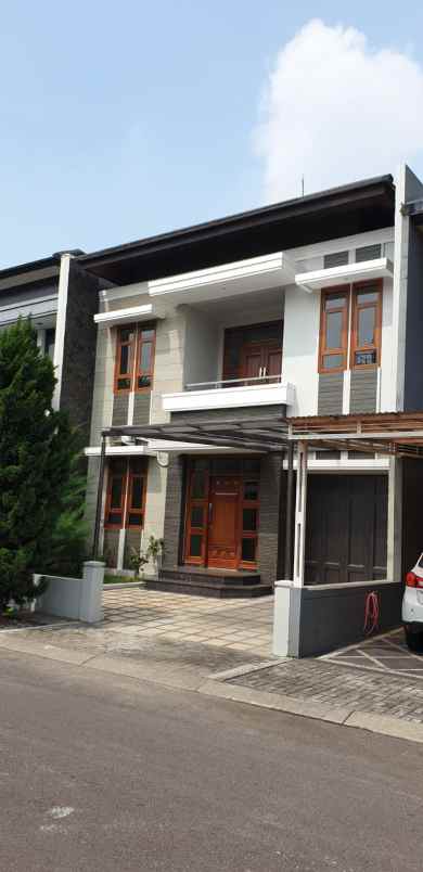 rumah lux di komplek singgasana bandung