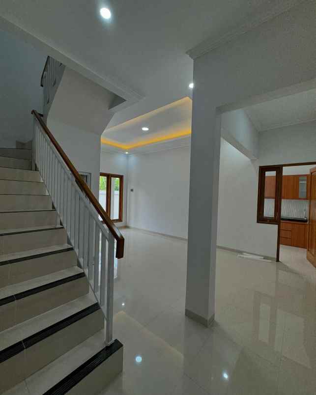 rumah mewah 2 lantai di jalan godean km 7