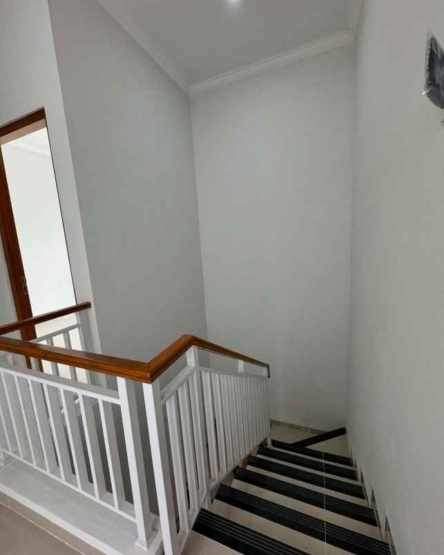 rumah mewah 2 lantai di jalan godean km 7