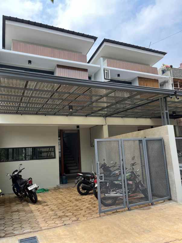 rumah modern minimalis 2lti dalam komplek dekat tol